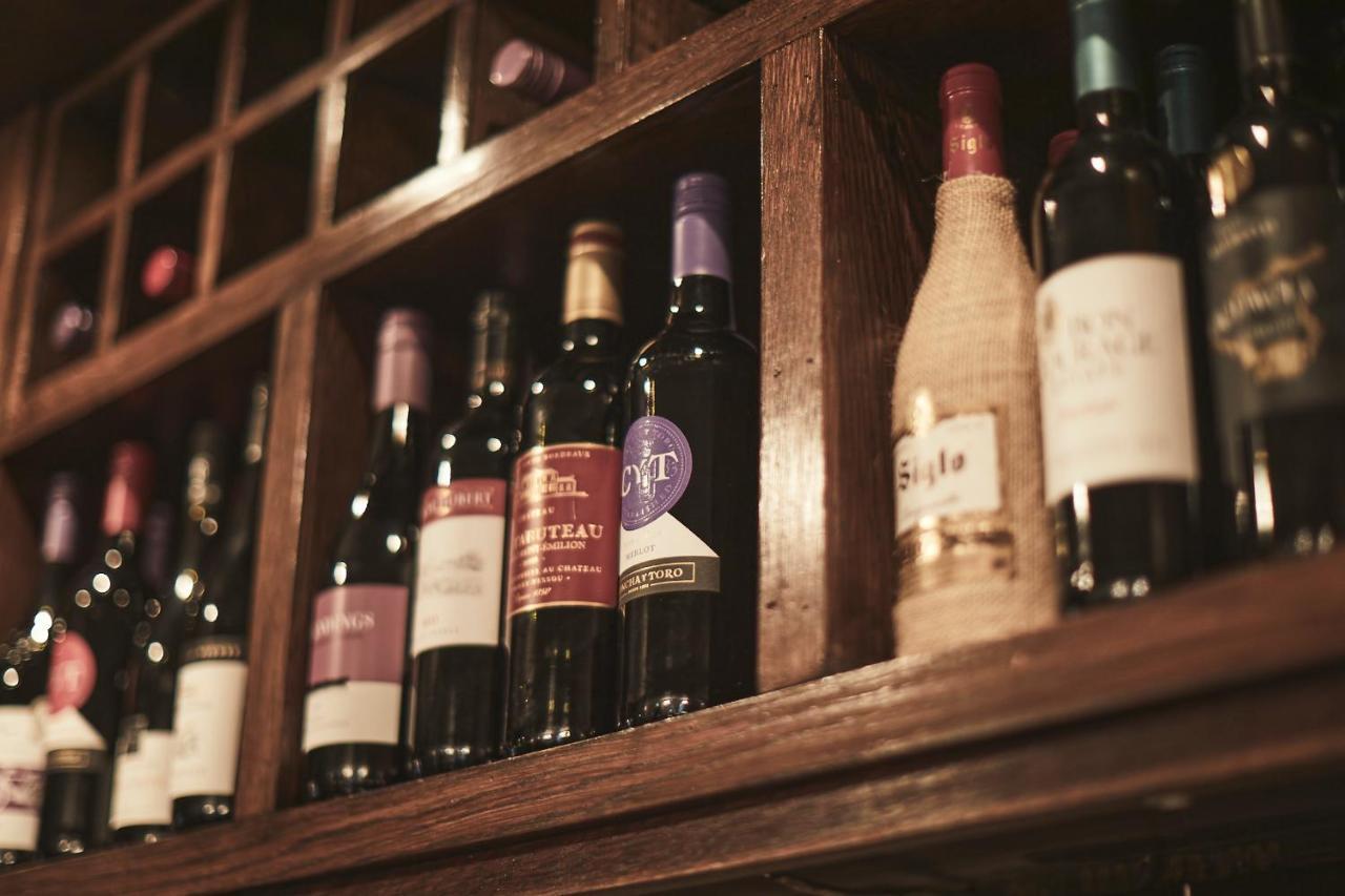 The Lord Grenfell Acomodação com café da manhã Maidenhead Exterior foto Wine bottles in a wine rack