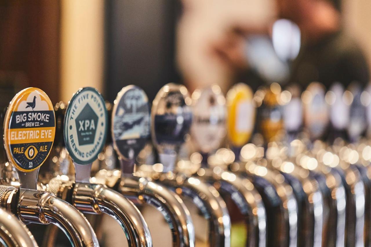 The Lord Grenfell Acomodação com café da manhã Maidenhead Exterior foto Beer taps at the brewery