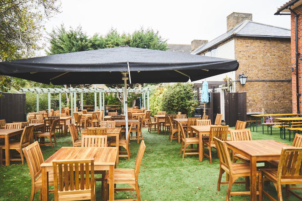 The Lord Grenfell Acomodação com café da manhã Maidenhead Exterior foto The garden at The Crown