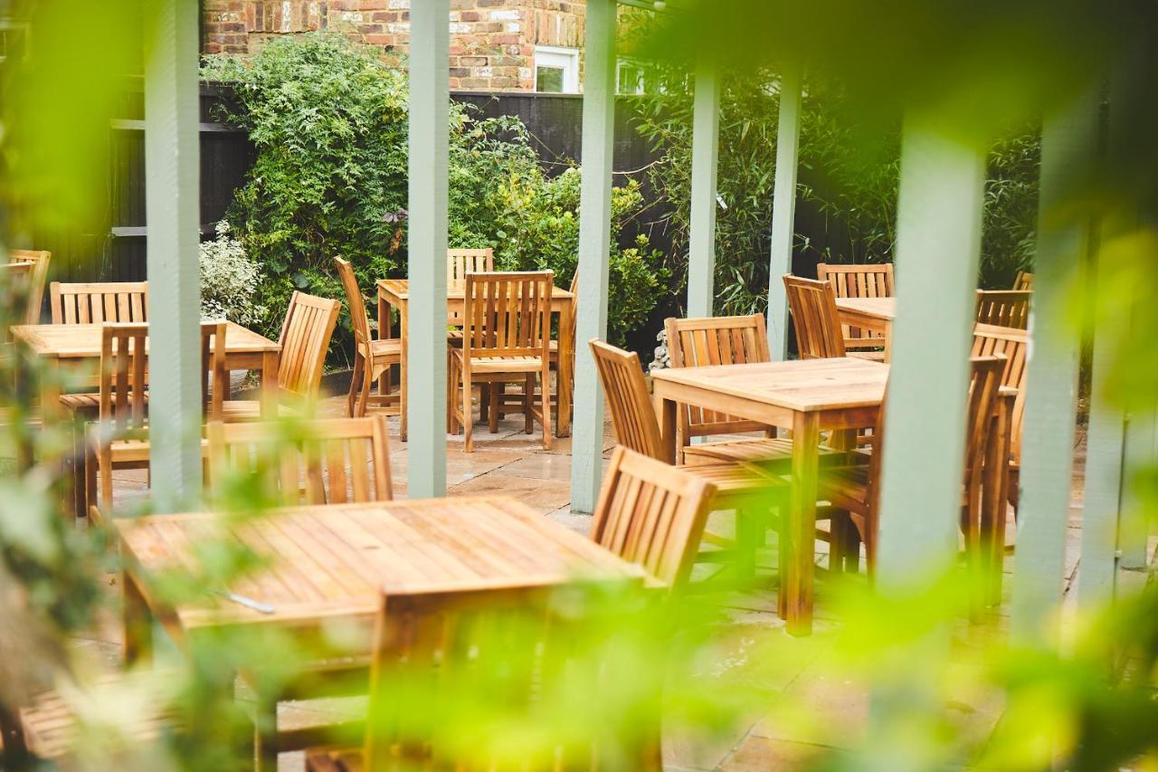 The Lord Grenfell Acomodação com café da manhã Maidenhead Exterior foto The garden at The Crown